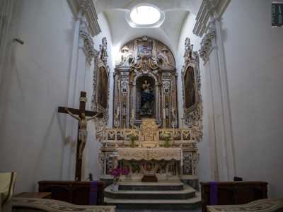 Ci spostiamo ora sulla parte destra, dominata centralmente dal Cappellone del Santissimo risalente al XVIII secolo caratterizzato da una cattedra marmorea e da una nicchia che accoglie l�Immacolata, statua di legno dipinto